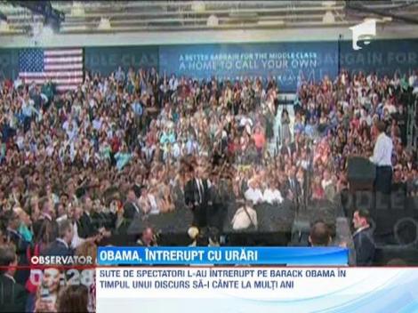 Sute de spectatori l-au intrerupt pe Barack Obama in timpul unui discurs sa-i cante "La multi ani"