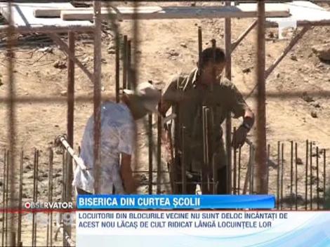 Deva: Credinta a ajuns in scoli, la propriu! O noua Biserica a fost ridicata pe locul terenului de sport al elevilor