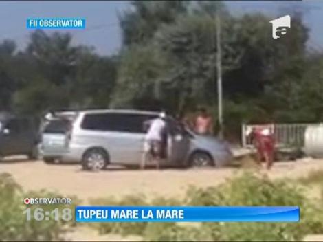 Parcare cu bucluc: A vrut sa faca plaja in masina si s-a trezit cu autoturismul impotmolit in nisip