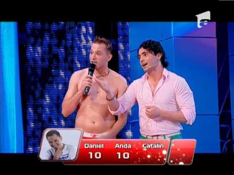 Artificii, adrenalina, show: Piticu sare de la 10 metri in apa si iese cu torta "Splash!"