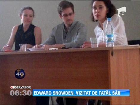 Edward Snowden, vizitat de tatal sau