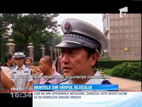 Un chinez excentric si-a construit un munte si o vila pe acoperisul unui bloc