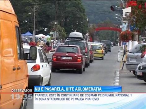 Mii de turisti care au ales sa mearga astazi in statiunile de pe Valea Prahovei pentru cele patru zile libere