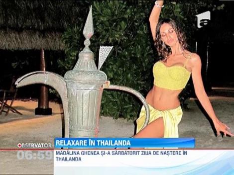 Madalina Ghenea, surprinsa culcata pe o canapea in fata unui bar din Thailanda