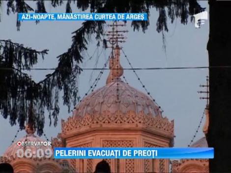 Pelerini evacuati de preoti, la Manastirea Curtea de Arges