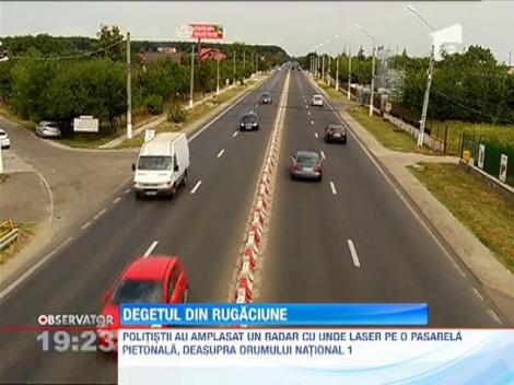 Un batran a fost amendat pentru ca a scos degetul mijlociu pe geam, in dreptul unui radar