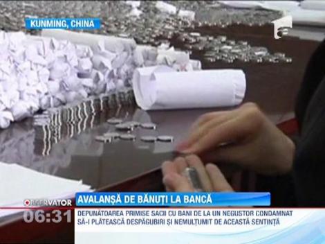 Functionarii unei agentii bancare din China, nevoiti sa numere opt saci plini cu monede