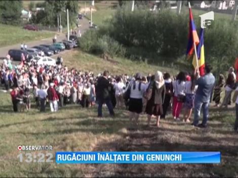 Sute de credinciosi au inconjurat in genunchi "Biserica Dorintelor" - Hagigadar