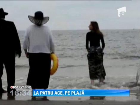 Imbracati la patru ace, pe plaja