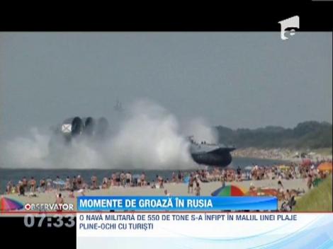 Un aeroglisor militar de 550 de tone a ajuns pe o plaja populata