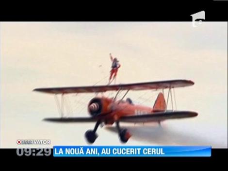 VIDEO! Acrobatie INEDITA: Doua fete de noua ani au zburat pe aripile avioanelor 