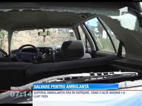 Un tanar neatent a bagat in service o ambulanta aflata in misiune, in Suceava