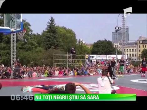 Un baschetbalist american s-a facut de ras la o demonstratie de slam-dunk-uri