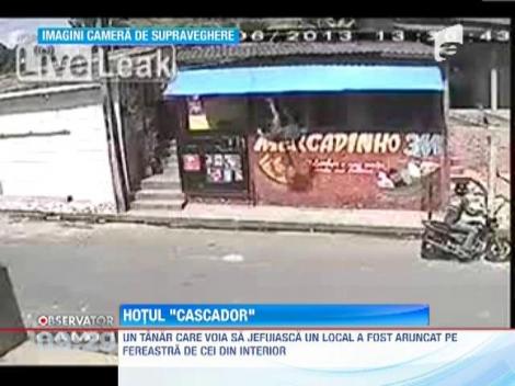 Un tanar care voia sa jefuiasca un local a fost aruncat pe fereastra de cei din interior