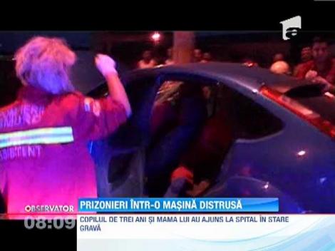 O femeie si fiul ei de trei ani si-au vazut moartea cu ochii, dupa ce masina in care erau s-a oprit intr-un stalp