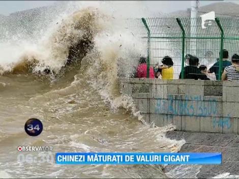 Sute de chinezi, maturati de valuri gigant