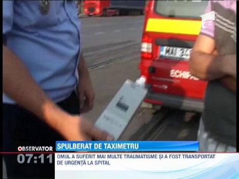 Conducatorul unui moped, spulberat de un taximetru