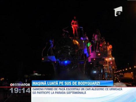 Masina parcata regulamentar luata pe sus de niste bodyguarzi violenti