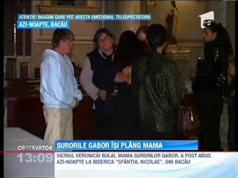 IMAGINI SOCANTE! / Surorile Gabor isi plag mama