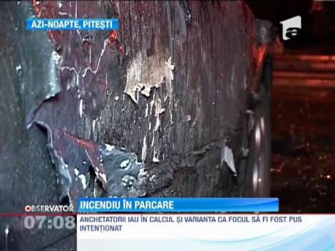 3 masini au ars intr-o parcare din Pitesti