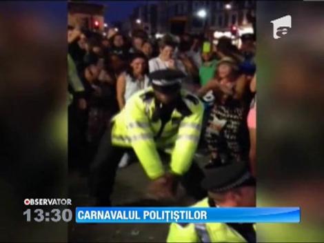 Doi politisti au facut spectacol la Carnavalul Notting Hill