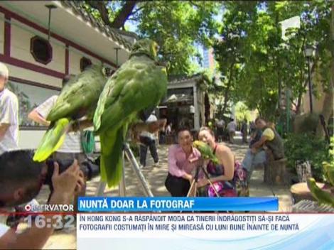 In Hong Kong tinerii indragostiti isi fac fotografii costumati in mire si mireasa cu un an inainte de nunta