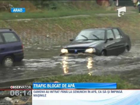 Trafic blocat de apa in Arad