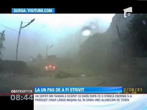 Un sofer din Taiwan, la un pas sa fie strivit de o stanca uriasa