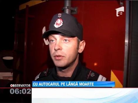 Autocar plin cu oameni implicat intr-un accident auto