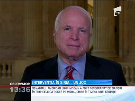 John Mccain a fost surprins jucand poker, chiar in timpul unei sedinte