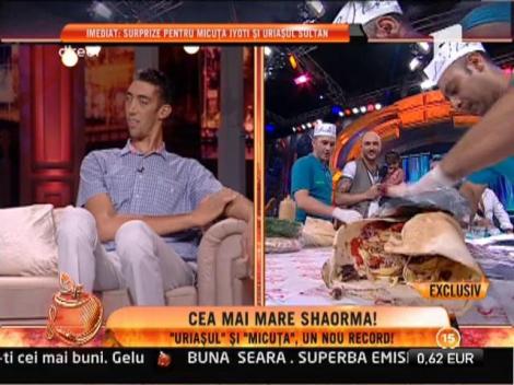 Preparate pe masura lor! "Uriasul si micuta" au primit in dar cea mai mare, respectiv cea mai mica shaorma din lume