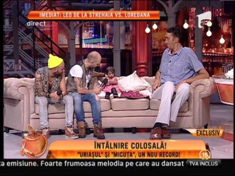 Intalnire colosala! Cel mai inalt om de pe Planeta, fata in fata cu cea mai scunda femeie din lume!