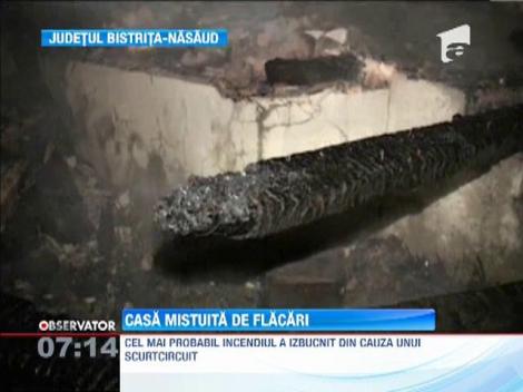 Casa mistuita de flacari