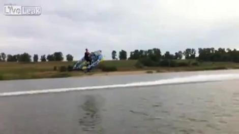 Spectaculos! Batman e mic copil: Un SUPER ZBOR pe apa