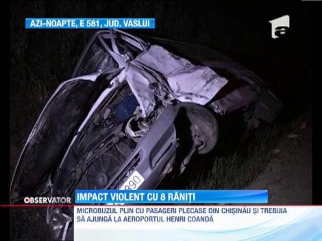 Un microbuz cu 18 oameni la bord s-a rasturnat pe un drum in judetul Vaslui. Opt oameni au fost raniti