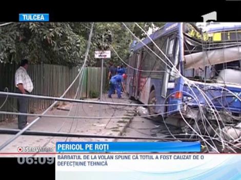 Un autobuz scapat de sub control a facut ravagii pe o strada din Tulcea