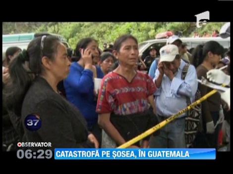 Guatemala: Un autobuz supraaglomerat s-a prabusit intr-o prapastie