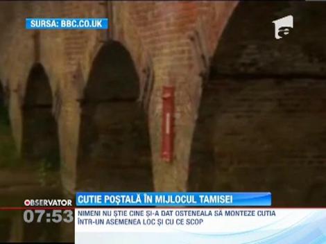 O cutie postala a aparut pe pilonul unui pod, intr-un sat din Anglia