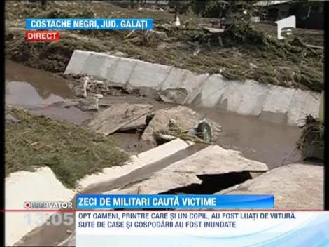 Zeci de militari cauta victime dupa potopul de la Galati