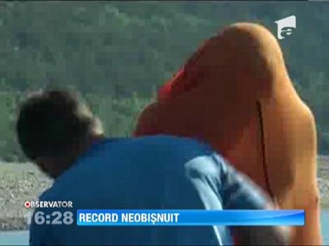 Record demn de un magician: Un bulgar a inotat doi kilometri legat intr-un sac