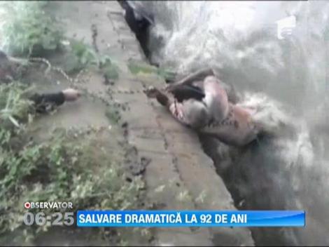Un columbian in varsta de 92 de ani, salvat in ultimul moment din apele unui torent vijelios