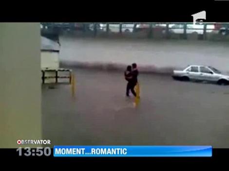 Romantismul n-a murit! Un barbat isi duce iubita in brate, pe strazile inundate