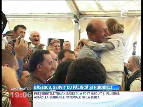 Traian Basescu, servit cu palinca si huiduieli la Tebea