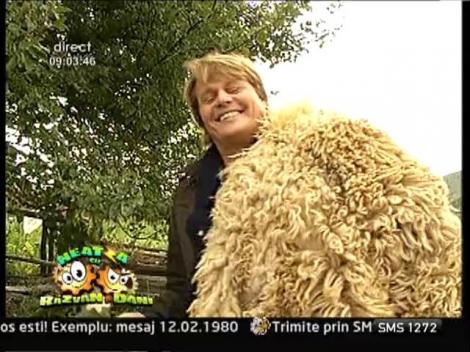 Vladutz gateste la stana Jina, Marginimea Sibiului