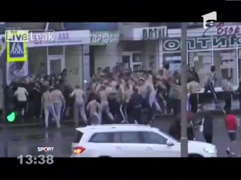 Fanii celor de la Metalist Harkov si Dinamo Kiev s-au batut cu sutele pe strazi
