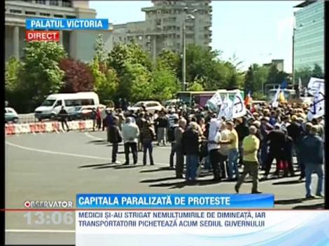 Medicii protesteaza in fata Guvernului