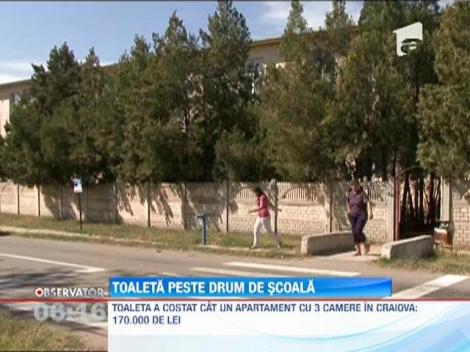 Europa, Romania, 2013: Elevii unei scoli din Dolj trec strada ca sa mearga la toaleta