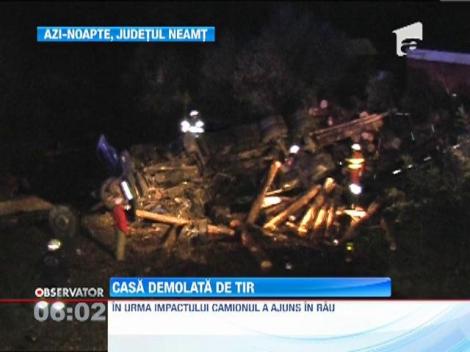 Un TIR incarcat cu busteni a spulberat o casa