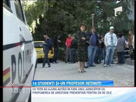 14 studenti si un profesor acuzati de dare si luare de mita