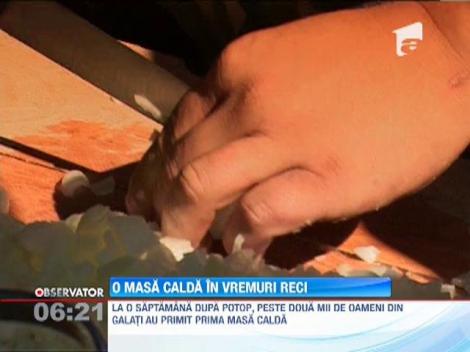 Sinistratii din doua localitati din Galati au primit prima masa calda de la potop